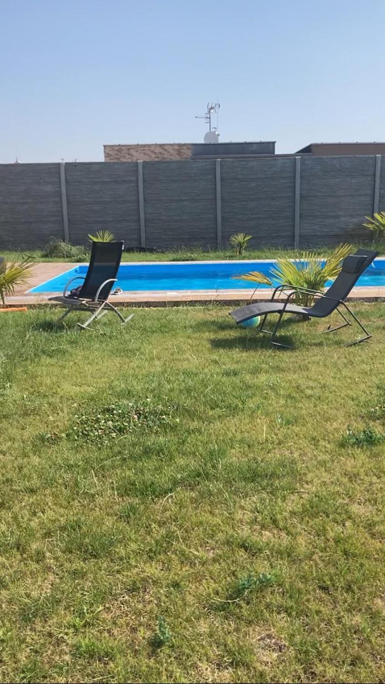 5 Izbovy Samostatny Stojaci Rodinny Dom S Podkrovim A Velkou Zahradou So Sezonnym Bazenom, Celorocnou Saunou A Virivkou-Momentalne Pokazena- Od Augusta Bude Nova Na Dovolenku A Oddych Topolniky Bagian luar foto